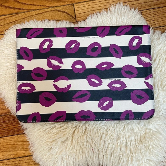 Marc by Marc Jacobs Incase for MacBook  Air (or oversized Clutch!) - Picture 3 of 9